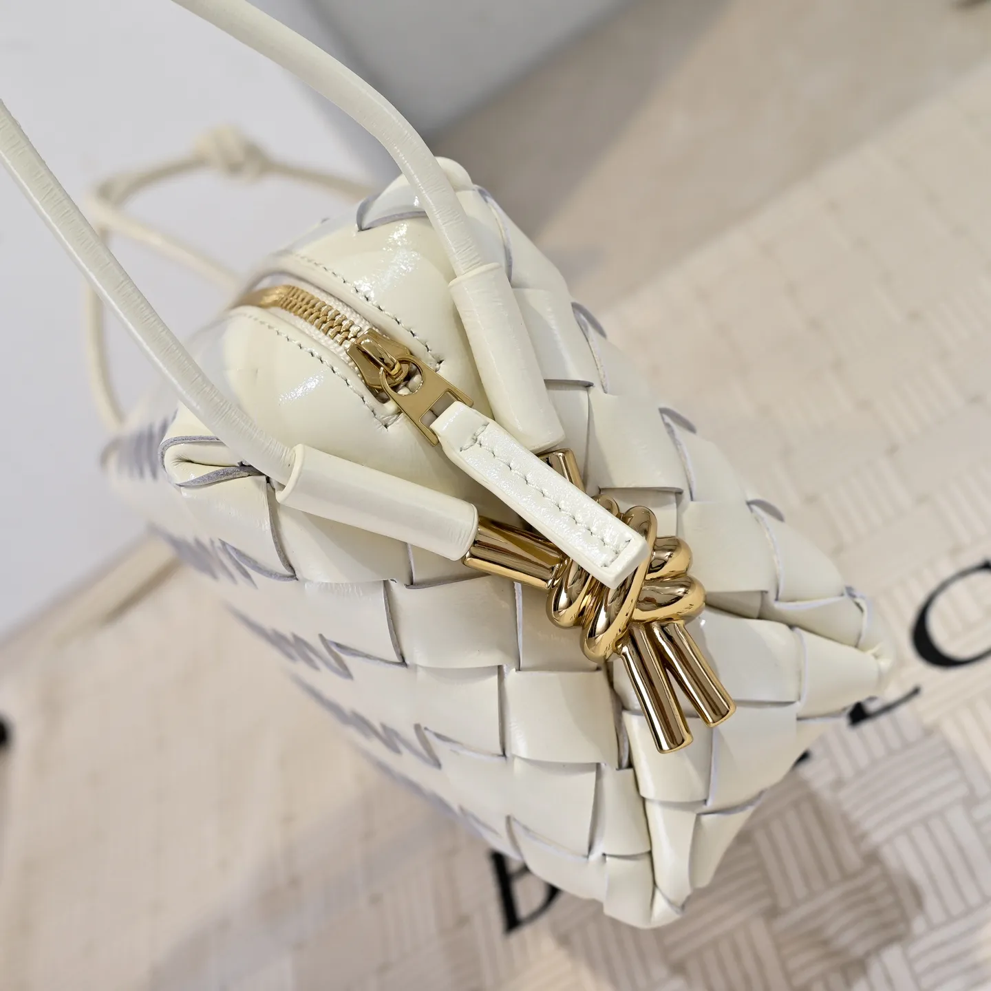 Batch 1560 𝗕𝗼𝘁𝘁𝗲𝗴𝗮 𝗩𝗲𝗻𝗲𝘁𝗮———— The latest version of the loop camera bag💥 from BV’s King of Cost-Effectiveness counter, large woven texture➕Ultra-high quality cow wax leather as always, with zipper, hardware decoration on both sides, adjustable drawstring, especially suitable for the tummy💫Can hold anything, very light weight, suitable🈴️for girls of all ages, size: 17*10*6cm Style number: 6125